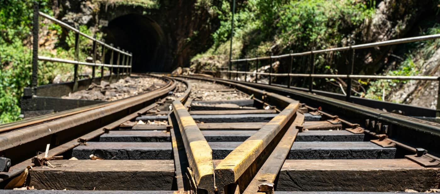 Aiguillage ferroviaire : une voie se sépare en plusieurs directions