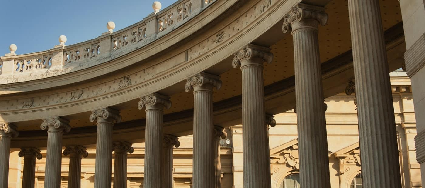 Colonnade d'un bâtiment institutionnel