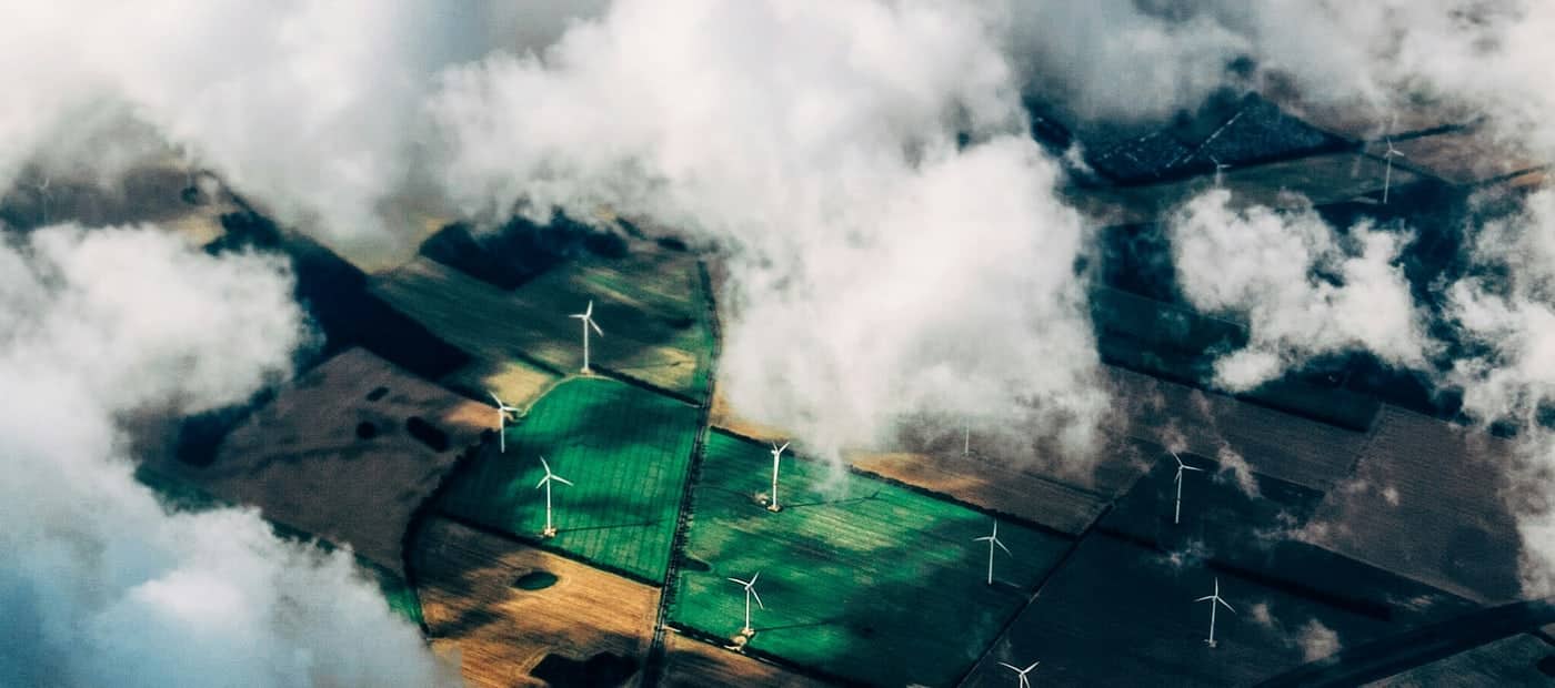 Vue aérienne d'un parc éolien à travers les nuages
