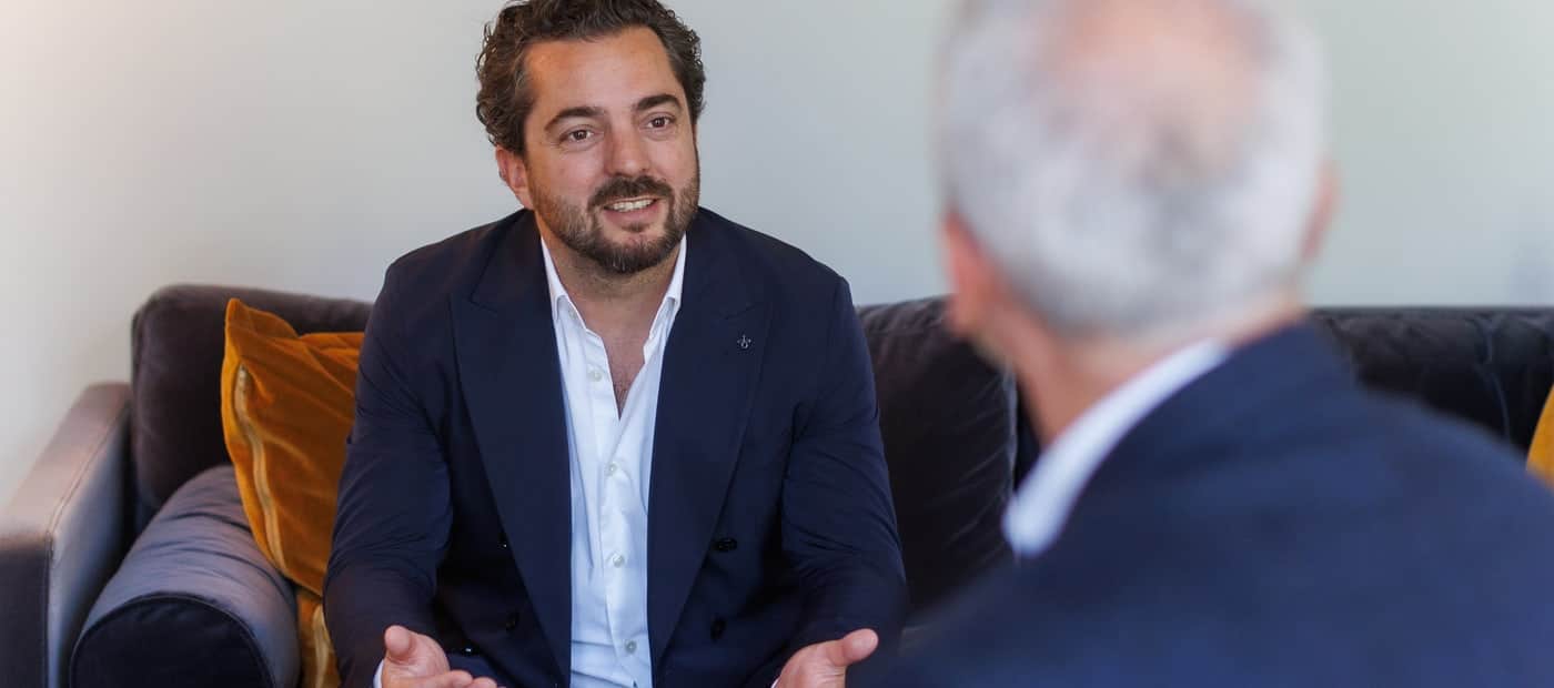 Deux conseillers du Groupe VALUE en conversation avec un client