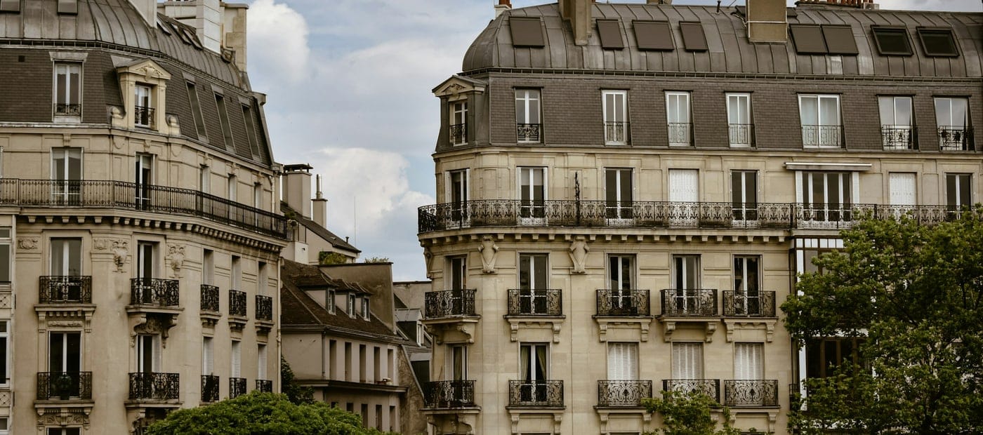 Façades d'immeubles haussmanniens à Paris