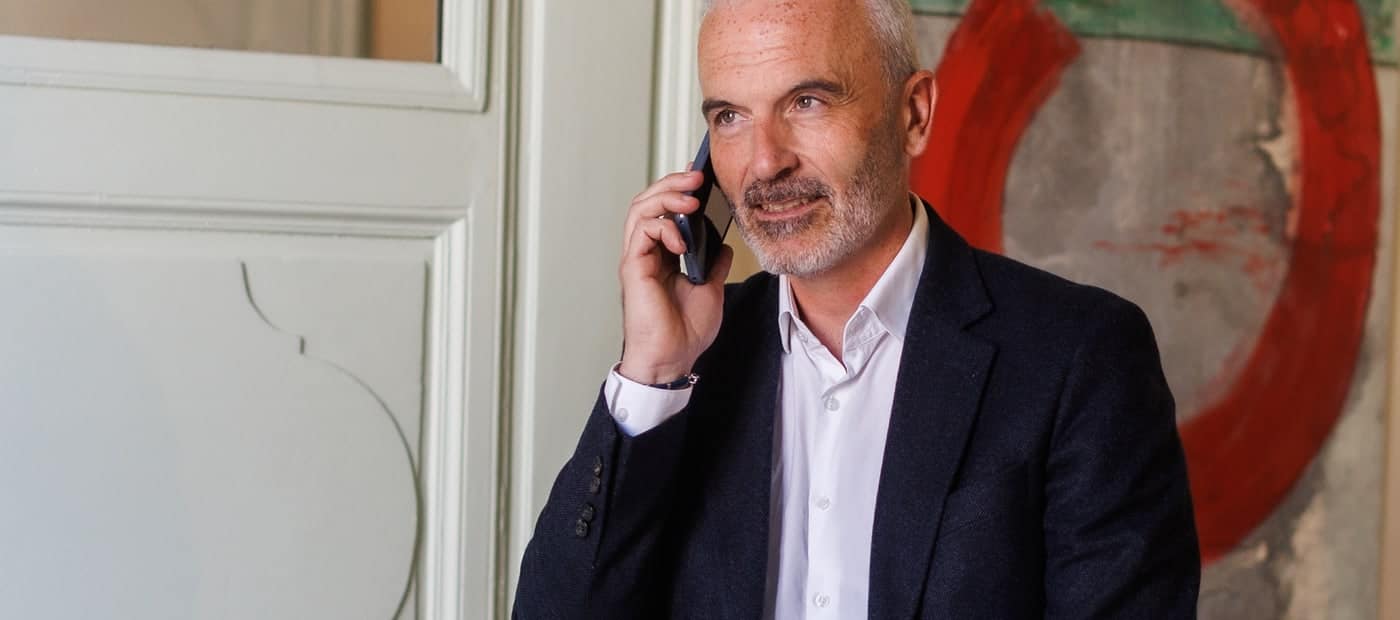 Dirigeant de cabinet de gestion de patrimoine au téléphone