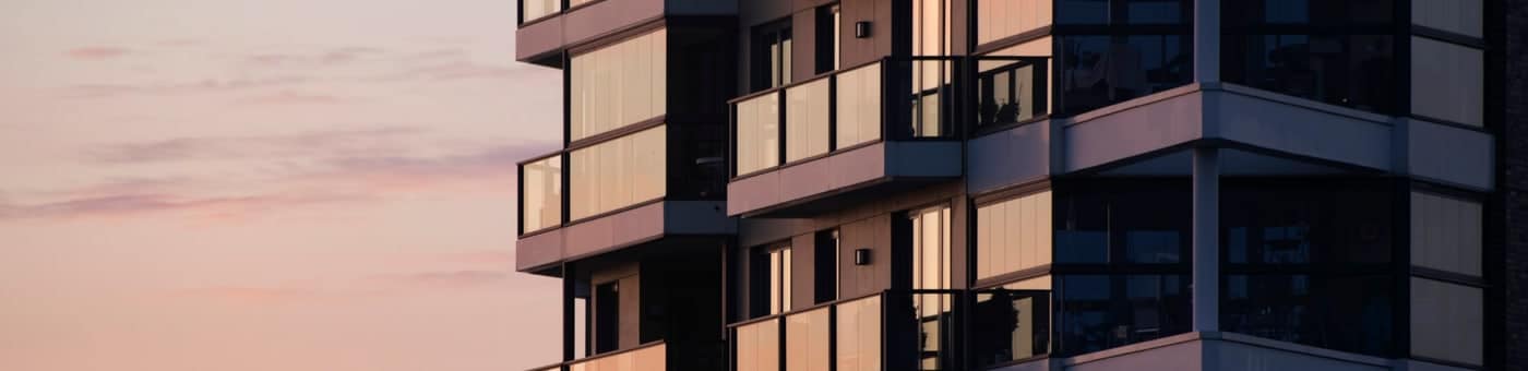Immeuble d'habitation contemporain aux balcons vitrés